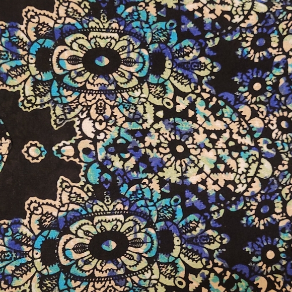 Shirts, a bundle of quantity (6) XL women's dressy stretchy material shirts. - Picture 2 of 12